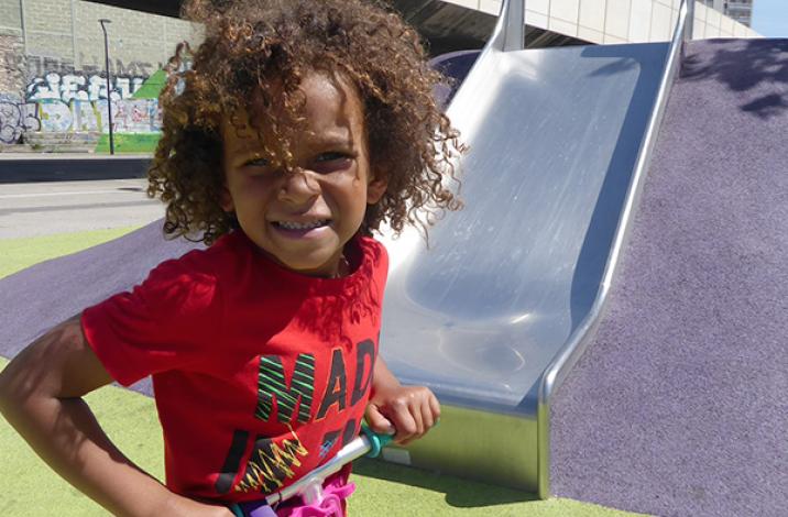 Mathis joue avec sa trotinette au Parc Bougainville.